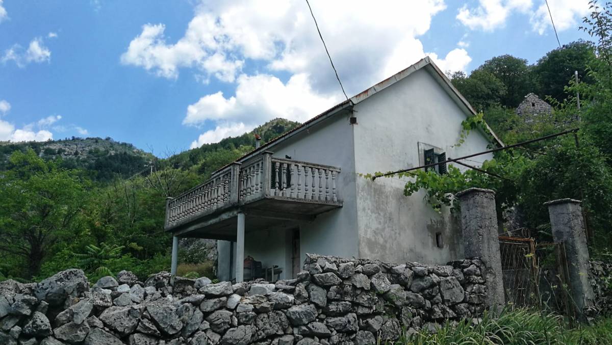 Цетине, Добрско Село, участок с домом 1500 м²